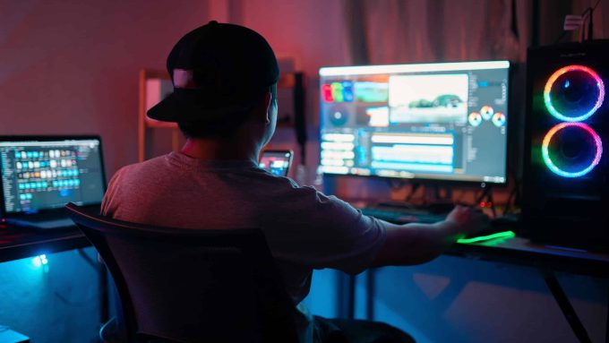 Blogger,Working,Editing,Video,Footage,And,Looking,At,The,Monitor
